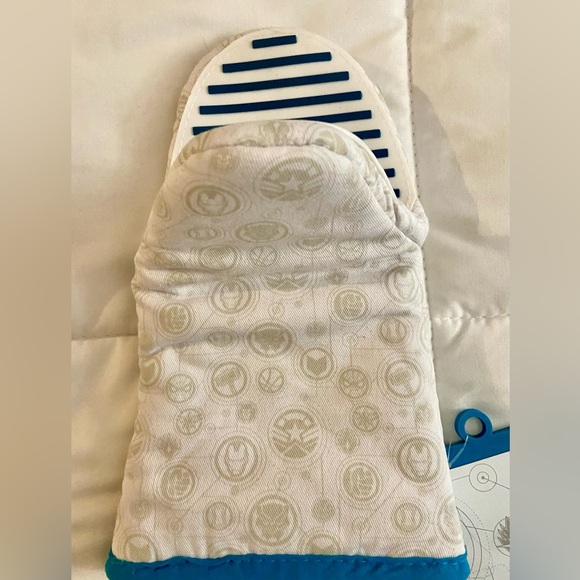 Disney Parks Marvel 3 piece Kitchen Set Apron Oven Mitt Silicone Pot Holder NWT - Picture 8 of 9